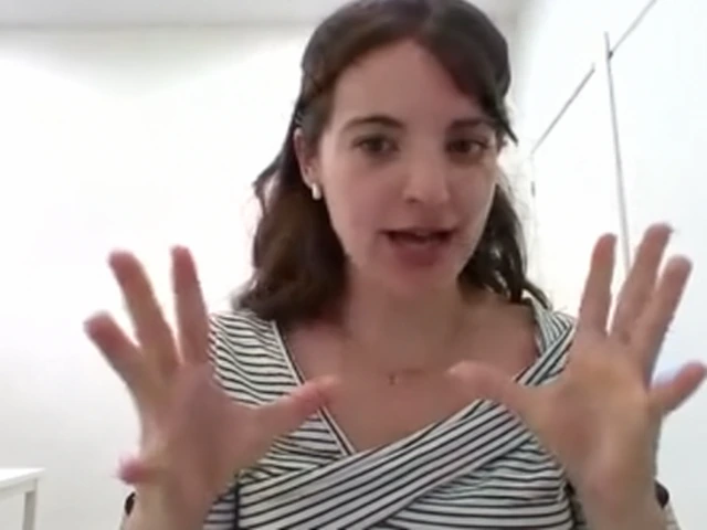 Profesora de Historia explicando con las manos en una clase online
